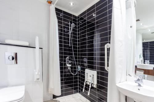 Holiday Inn Express Edinburgh Airport an IHG Hotel - main image