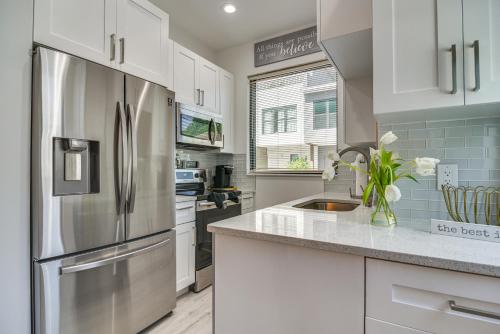 Modern Tampa Townhome Near Midtown, WFH Friendly! in Tampa, USA