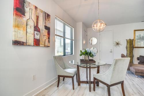 Modern Tampa Townhome Near Midtown, WFH Friendly! in Tampa, USA