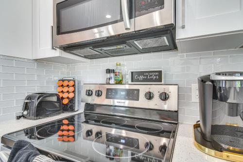 Modern Tampa Townhome Near Midtown, WFH Friendly! in Tampa, USA