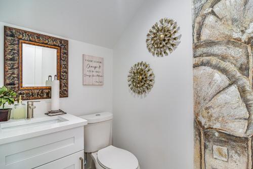 Modern Tampa Townhome Near Midtown, WFH Friendly! in Tampa, USA