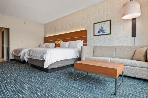 Holiday Inn Express & Suites Orlando- Lake Buena Vista, an IHG Hotel in Orlando, USA