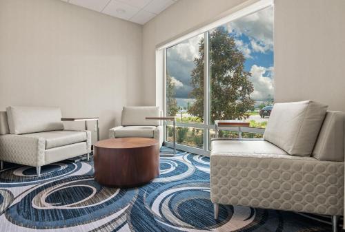 Holiday Inn Express & Suites Orlando- Lake Buena Vista, an IHG Hotel in Orlando, USA