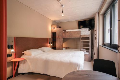 1 queen bed, 2 bunk beds
