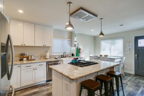 Cozy Big Bear Cabin with Hot Tub & Outdoor Kitchen in Big Bear City, USA