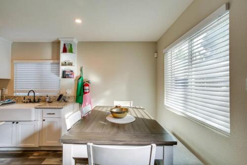 Cozy Big Bear Cabin with Hot Tub & Outdoor Kitchen in Big Bear City, USA