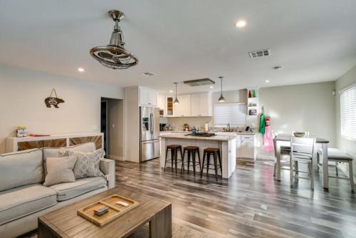 Cozy Big Bear Cabin with Hot Tub & Outdoor Kitchen in Big Bear City, USA