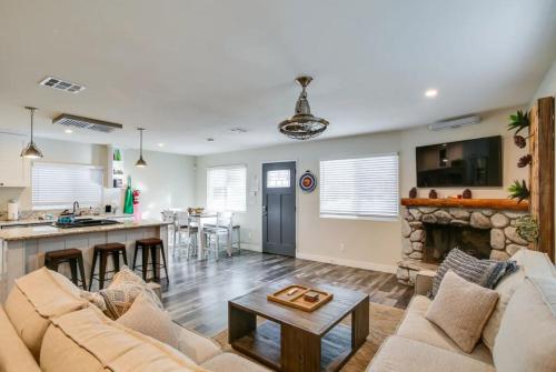 Cozy Big Bear Cabin with Hot Tub & Outdoor Kitchen in Big Bear City, USA