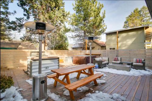 Cozy Big Bear Cabin with Hot Tub & Outdoor Kitchen in Big Bear City, USA