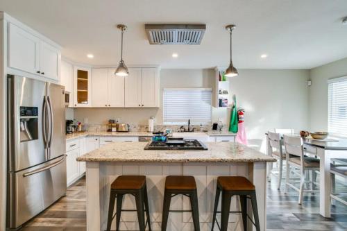 Cozy Big Bear Cabin with Hot Tub & Outdoor Kitchen in Big Bear City, USA