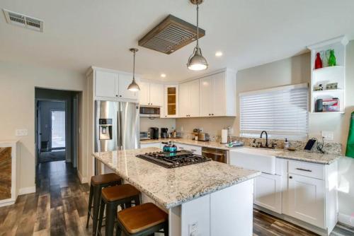 Cozy Big Bear Cabin with Hot Tub & Outdoor Kitchen in Big Bear City, USA