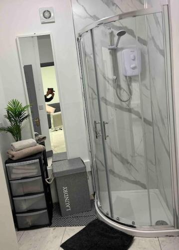 淋浴間, Corner House 2-Bed Townhouse Sleeps 3 in 貝勒克斯