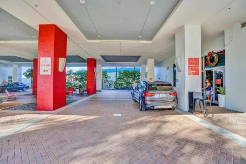 Cozy Ocean View Condo with Beach Access 702 in Hallandale Beach, USA