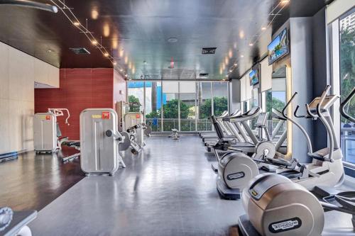 Cozy Ocean View Condo with Beach Access 702 in Hallandale Beach, USA