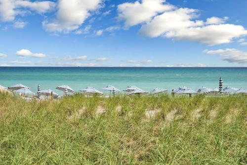 Cozy Ocean View Condo with Beach Access 702 in Hallandale Beach, USA