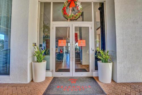 Cozy Ocean View Condo with Beach Access 702 in Hallandale Beach, USA