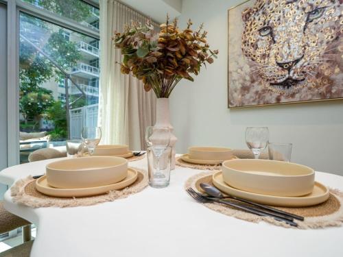 LUXFolio Retreats - Luxury 1-Bed with Expansive Terrace - image 4