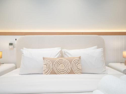 LUXFolio Retreats - Luxury 1-Bed with Expansive Terrace - image 9