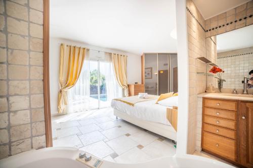 Luxury Home -Villa de Prestige avec Piscine - Jacuzzi-Famille-Table de billard - Salle de sport - tr in Marie-Therese