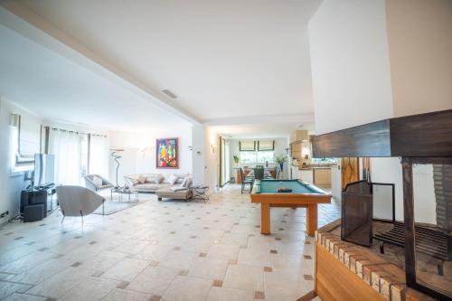 Recreational facilities, Luxury Home -Villa de Prestige avec Piscine - Jacuzzi-Famille-Table de billard - Salle de sport - tr in Marie-Therese