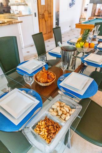 Food and beverages, Luxury Home -Villa de Prestige avec Piscine - Jacuzzi-Famille-Table de billard - Salle de sport - tr in Marie-Therese