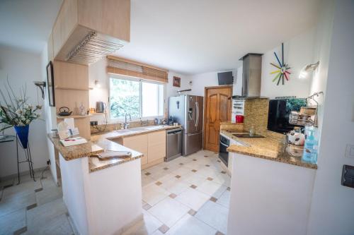 Kitchen, Luxury Home -Villa de Prestige avec Piscine - Jacuzzi-Famille-Table de billard - Salle de sport - tr in Marie-Therese