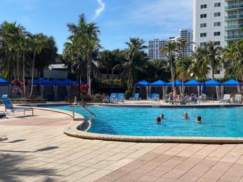 Stunning apt! Oceanview! Parking included in Sunny Isles Beach, USA
