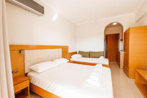 1 queen bed, 1 twin bed