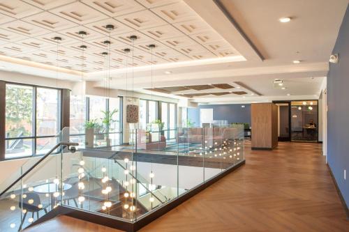 Flexhome East Side 1BR NO7 with Balcony, Pool, and Gym