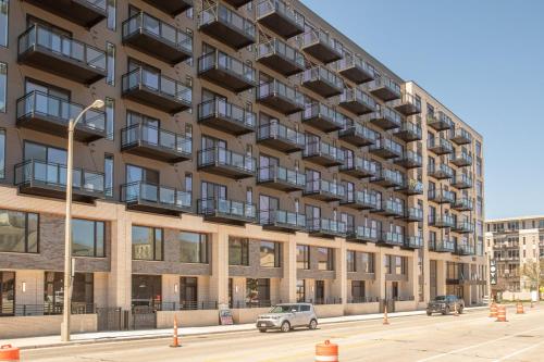 Flexhome East Side 1BR NO7 with Balcony, Pool, and Gym