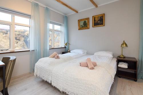 2 twin beds