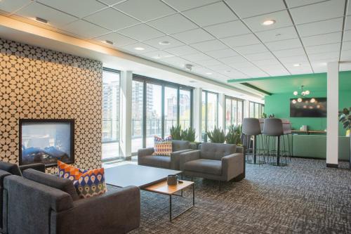 Flexhome East Side 1BR NO8 with Balcony, Pool, and Gym