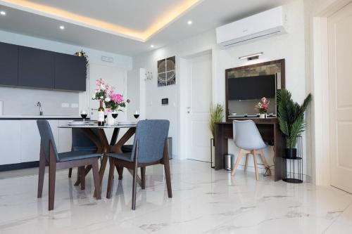 Ivory Suite seafront with views!- Fl 9 by Homely 4