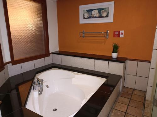 Hot tub, PD Seaview Sunset Premium Tower Private Suite in Port Dickson