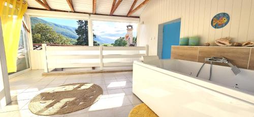 Karstais baseins, La Belle Maison in Aveze mazpilsēta
