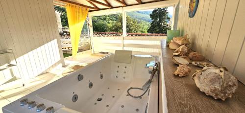 Karstais baseins, La Belle Maison in Aveze mazpilsēta