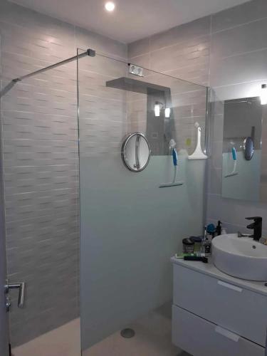 Fürdőszoba, Maison charmante à Rivesaltes, jardin clôturé (Maison charmante a Rivesaltes, jardin cloture) in Rivesaltes