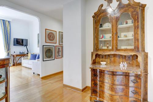 Colosseo Family Art 3BDR - Home and More - image 5