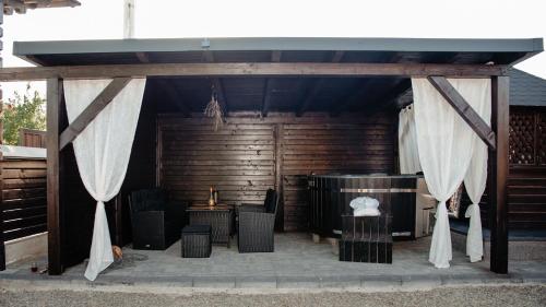 Iekārtas, Cabana Ioana Cacica in Kačika