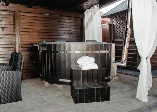 Karstais baseins, Cabana Ioana Cacica in Kačika