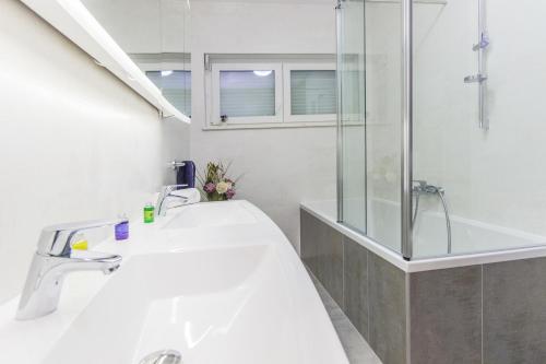 Superior Three-Bedroom Apartment with Terrace image 4