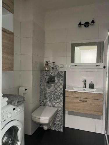 Vannituba, Apartament Giulia z balkonem in Olesnica