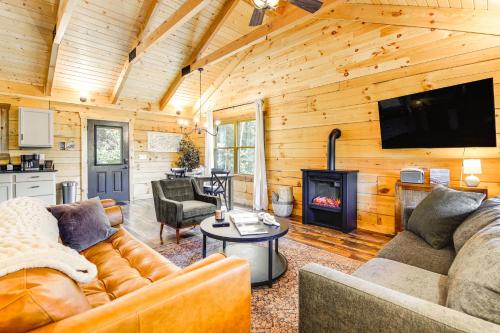 Secluded Sevierville Cabin Mtn Views and Hot Tub in Sevierville, USA