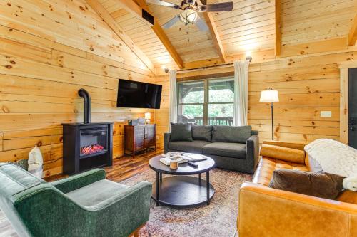 Secluded Sevierville Cabin Mtn Views and Hot Tub in Sevierville, USA