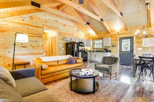 Secluded Sevierville Cabin Mtn Views and Hot Tub in Sevierville, USA