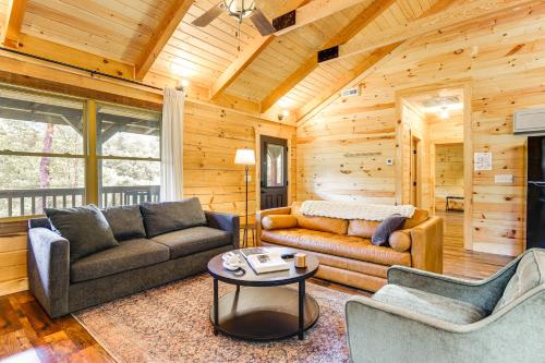 Secluded Sevierville Cabin Mtn Views and Hot Tub in Sevierville, USA