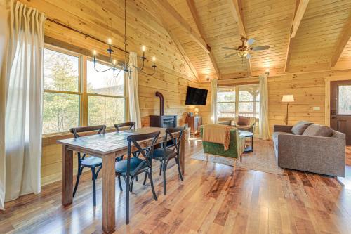 Secluded Sevierville Cabin Mtn Views and Hot Tub in Sevierville, USA