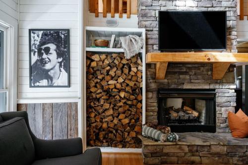 Holden Haus - creek front cabin in Aska, USA