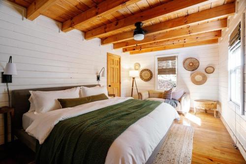 Holden Haus - creek front cabin in Aska, USA