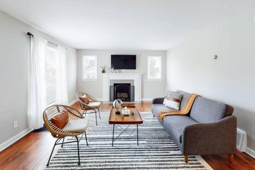 HOF Getaway Game Room, 3BD 2BA, Remodeled in 2021 in Canton, USA
